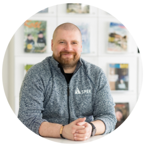 Hymyilevä Niko Ara.